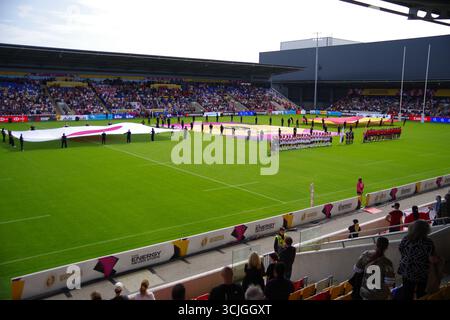 York, Angleterre, 7 septembre 2025. Les équipes du Japon et de l'Espagne s'alignent pour les hymnes nationaux de la Coupe du monde de rugby féminin au York Community Stadium, York. Crédit : Colin Edwards/Alamy Live News Banque D'Images