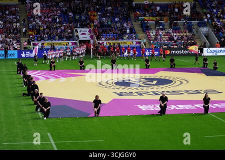 York, Angleterre, 7 septembre 2025. Les équipes jouant pour le Japon et l'Espagne suivent leurs drapeaux sur le terrain lors de la Coupe du monde de rugby féminin au York Community Stadium, York. Crédit : Colin Edwards/Alamy Live News Banque D'Images