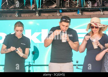 Old Leigh, Leigh on Sea, Essex, Royaume-Uni. 7 septembre 2025. Le vieux village de pêcheurs historique organise sa régate annuelle avec des événements qui se déroulent le long de la High Street, et à l'extérieur des vieux pubs et des zones de quai. Des courses de consommation de coques ont eu lieu Banque D'Images