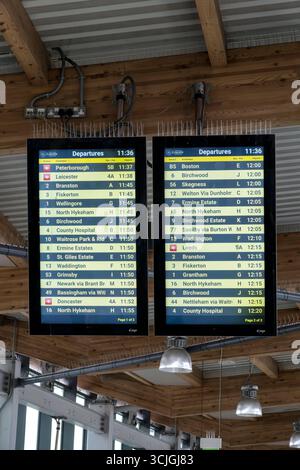 Bus et train panneau de départ dans la gare routière centrale, Lincoln City, Lincolnshire, Angleterre, Royaume-Uni Banque D'Images