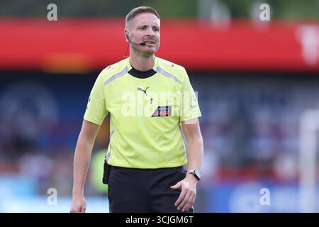 Crawley, Royaume-Uni, 7 septembre 2025. Arbitre Ryan Atkin lors du match de Super League féminine de Brighton Women vs Aston Villa Women Barclay au People's pension Stadium de Crawley. Le crédit photo devrait se lire : Paul Terry Banque D'Images