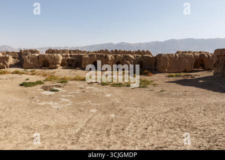 Les murs de briques de boue en ruine d'une ancienne forteresse se dressent dans le paysage désertique aride de la province de Balkh, au nord de l'Afghanistan. Banque D'Images