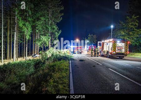Tödlicher Unfall auf Landstraße im Hochtaunuskreis Auto prallt gegen Baum und zerreißt am 06.09.2025 verunglückten auf der l 3276 im Feldberggebiet zwei Männer tödlich. Ein 29-Jähriger aus Frankfurt am main und sein 30-jähriger Beifahrer waren mit einem Porsche unterwegs, als der wagen mit hoher Geschwindigkeit nach links von der Fahrbahn abkam und gegen zwei Bäume prallte. DAS Fahrzeug wurde in zwei Teile gerissen, beide Insassen wurden eingeklemmt. Der Beifahrer starb an der Unfallstelle, der Fahrer erlag wenig später im Krankenhaus seinen Verletzungen. Die Staatsanwaltschaft ordnete die Bes Banque D'Images