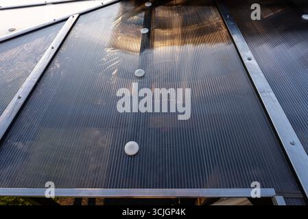Le revêtement de la terrasse est visible d'en haut, le toit est recouvert de polycarbonate. Banque D'Images