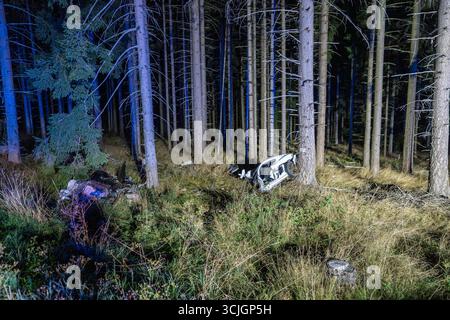 Tödlicher Unfall auf Landstraße im Hochtaunuskreis Auto prallt gegen Baum und zerreißt am 06.09.2025 verunglückten auf der l 3276 im Feldberggebiet zwei Männer tödlich. Ein 29-Jähriger aus Frankfurt am main und sein 30-jähriger Beifahrer waren mit einem Porsche unterwegs, als der wagen mit hoher Geschwindigkeit nach links von der Fahrbahn abkam und gegen zwei Bäume prallte. DAS Fahrzeug wurde in zwei Teile gerissen, beide Insassen wurden eingeklemmt. Der Beifahrer starb an der Unfallstelle, der Fahrer erlag wenig später im Krankenhaus seinen Verletzungen. Die Staatsanwaltschaft ordnete die Bes Banque D'Images
