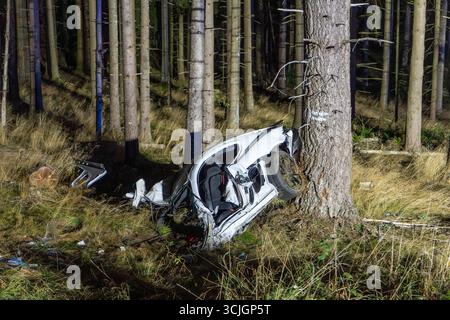Tödlicher Unfall auf Landstraße im Hochtaunuskreis Auto prallt gegen Baum und zerreißt am 06.09.2025 verunglückten auf der l 3276 im Feldberggebiet zwei Männer tödlich. Ein 29-Jähriger aus Frankfurt am main und sein 30-jähriger Beifahrer waren mit einem Porsche unterwegs, als der wagen mit hoher Geschwindigkeit nach links von der Fahrbahn abkam und gegen zwei Bäume prallte. DAS Fahrzeug wurde in zwei Teile gerissen, beide Insassen wurden eingeklemmt. Der Beifahrer starb an der Unfallstelle, der Fahrer erlag wenig später im Krankenhaus seinen Verletzungen. Die Staatsanwaltschaft ordnete die Bes Banque D'Images