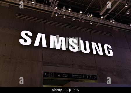 Berlin, Berlin, Allemagne. 7 septembre 2025. Les géants mondiaux de la technologie ont présenté leurs nouveaux gadgets et outils d'intelligence artificielle dimanche 7 septembre 2025, lors du salon de l'électronique grand public IFA à Berlin, l'un des plus grands salons annuels de l'industrie. Des entreprises, dont LG, Toshiba et Samsung, ont présenté des avancées en matière d’appareils intelligents, d’appareils mobiles et de fonctionnalités d’IA de marque Galaxy. Les exposants ont également mis en avant les robots humanoïdes, les nouvelles plateformes logicielles basées sur l’IA et le divertissement à domicile alimenté par les solutions Google TV. Le fabricant de drones DJI et la société de caméras Insta360 ont dévoilé des mises à jour destinées à la fois au prof Banque D'Images