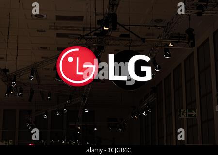 Berlin, Berlin, Allemagne. 7 septembre 2025. Les géants mondiaux de la technologie ont présenté leurs nouveaux gadgets et outils d'intelligence artificielle dimanche 7 septembre 2025, lors du salon de l'électronique grand public IFA à Berlin, l'un des plus grands salons annuels de l'industrie. Des entreprises, dont LG, Toshiba et Samsung, ont présenté des avancées en matière d’appareils intelligents, d’appareils mobiles et de fonctionnalités d’IA de marque Galaxy. Les exposants ont également mis en avant les robots humanoïdes, les nouvelles plateformes logicielles basées sur l’IA et le divertissement à domicile alimenté par les solutions Google TV. Le fabricant de drones DJI et la société de caméras Insta360 ont dévoilé des mises à jour destinées à la fois au prof Banque D'Images