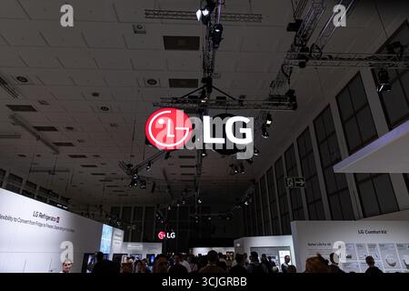 Berlin, Berlin, Allemagne. 7 septembre 2025. Les géants mondiaux de la technologie ont présenté leurs nouveaux gadgets et outils d'intelligence artificielle dimanche 7 septembre 2025, lors du salon de l'électronique grand public IFA à Berlin, l'un des plus grands salons annuels de l'industrie. Des entreprises, dont LG, Toshiba et Samsung, ont présenté des avancées en matière d’appareils intelligents, d’appareils mobiles et de fonctionnalités d’IA de marque Galaxy. Les exposants ont également mis en avant les robots humanoïdes, les nouvelles plateformes logicielles basées sur l’IA et le divertissement à domicile alimenté par les solutions Google TV. Le fabricant de drones DJI et la société de caméras Insta360 ont dévoilé des mises à jour destinées à la fois au prof Banque D'Images