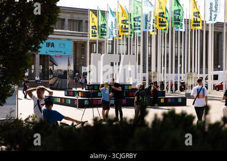 Berlin, Berlin, Allemagne. 7 septembre 2025. Les géants mondiaux de la technologie ont présenté leurs nouveaux gadgets et outils d'intelligence artificielle dimanche 7 septembre 2025, lors du salon de l'électronique grand public IFA à Berlin, l'un des plus grands salons annuels de l'industrie. Des entreprises, dont LG, Toshiba et Samsung, ont présenté des avancées en matière d’appareils intelligents, d’appareils mobiles et de fonctionnalités d’IA de marque Galaxy. Les exposants ont également mis en avant les robots humanoïdes, les nouvelles plateformes logicielles basées sur l’IA et le divertissement à domicile alimenté par les solutions Google TV. Le fabricant de drones DJI et la société de caméras Insta360 ont dévoilé des mises à jour destinées à la fois au prof Banque D'Images