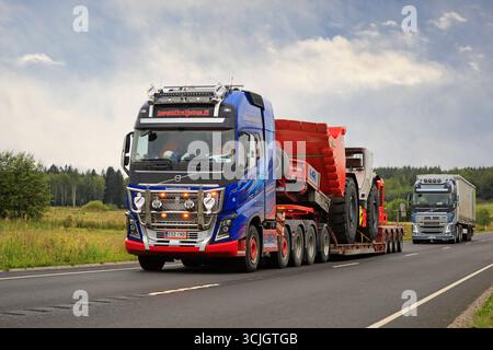 Volvo FH16 750 camion semi-remorque de Lavettikuljetus Ylitalo & Vahtera Oy transporte la chargeuse Sandvik Toro LH621i sur route. Salo, Finlande. 4 septembre 2025. Banque D'Images