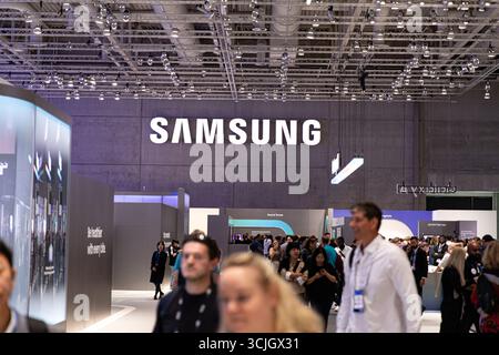 Les géants mondiaux de la technologie ont présenté leurs nouveaux gadgets et outils d'intelligence artificielle dimanche 7 septembre 2025, lors du salon de l'électronique grand public IFA à Berlin, l'un des plus grands salons annuels de l'industrie. Des entreprises, dont LG, Toshiba et Samsung, ont présenté des avancées en matière d’appareils intelligents, d’appareils mobiles et de fonctionnalités d’IA de marque Galaxy. Les exposants ont également mis en avant les robots humanoïdes, les nouvelles plateformes logicielles basées sur l’IA et le divertissement à domicile alimenté par les solutions Google TV. Le fabricant de drones DJI et la société de caméras Insta360 ont dévoilé des mises à jour destinées à la fois aux professionnels et aux créateurs de médias sociaux. TikTok, Banque D'Images