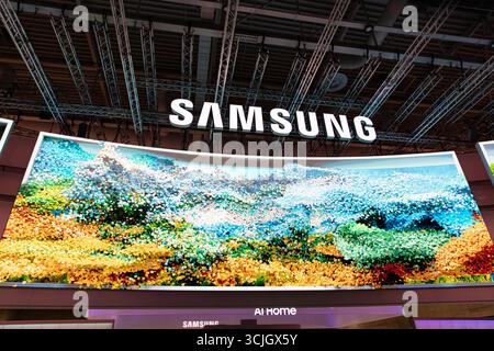 Les géants mondiaux de la technologie ont présenté leurs nouveaux gadgets et outils d'intelligence artificielle dimanche 7 septembre 2025, lors du salon de l'électronique grand public IFA à Berlin, l'un des plus grands salons annuels de l'industrie. Des entreprises, dont LG, Toshiba et Samsung, ont présenté des avancées en matière d’appareils intelligents, d’appareils mobiles et de fonctionnalités d’IA de marque Galaxy. Les exposants ont également mis en avant les robots humanoïdes, les nouvelles plateformes logicielles basées sur l’IA et le divertissement à domicile alimenté par les solutions Google TV. Le fabricant de drones DJI et la société de caméras Insta360 ont dévoilé des mises à jour destinées à la fois aux professionnels et aux créateurs de médias sociaux. TikTok, Banque D'Images