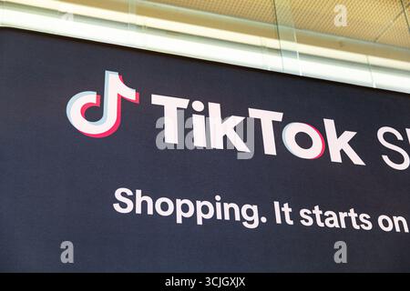 Les géants mondiaux de la technologie ont présenté leurs nouveaux gadgets et outils d'intelligence artificielle dimanche 7 septembre 2025, lors du salon de l'électronique grand public IFA à Berlin, l'un des plus grands salons annuels de l'industrie. Des entreprises, dont LG, Toshiba et Samsung, ont présenté des avancées en matière d’appareils intelligents, d’appareils mobiles et de fonctionnalités d’IA de marque Galaxy. Les exposants ont également mis en avant les robots humanoïdes, les nouvelles plateformes logicielles basées sur l’IA et le divertissement à domicile alimenté par les solutions Google TV. Le fabricant de drones DJI et la société de caméras Insta360 ont dévoilé des mises à jour destinées à la fois aux professionnels et aux créateurs de médias sociaux. TikTok, Banque D'Images