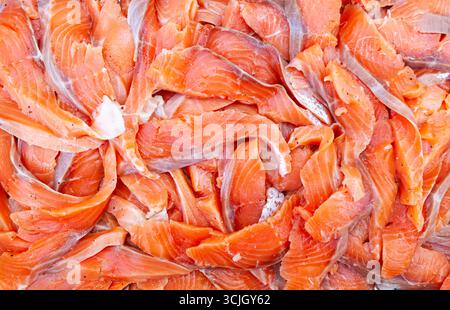 Morceaux de filet de saumon. Gros plan sur de nombreux morceaux de poisson rouge salés et finement hachés. Banque D'Images