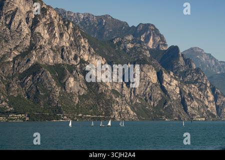 Lac de Garde, Lago di Garda, Lombardie orientale, Italie août 2025 regardant de l'est vers le nord et Riva del Garda Lac de Garde , Lago di Garda ou (Lago) Banque D'Images
