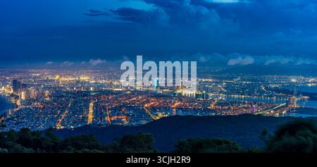 Vue panoramique de Da Nang la nuit depuis Ban Co Peak, avec des lumières étincelantes de la ville, des gratte-ciel, des ponts illuminés sur la rivière Han, et Banque D'Images