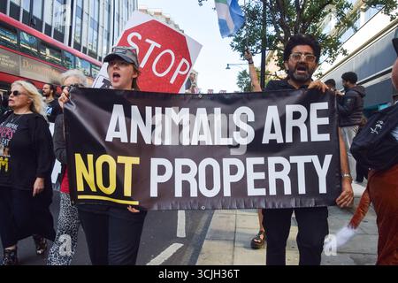 Londres, Royaume-Uni. 06 septembre 2025. Les manifestants portent la bannière « les animaux ne sont pas des biens » pendant la marche pour les droits des animaux à Oxford Street. Les militants des droits des animaux ont défilé dans le centre de Londres pour protester contre toutes les formes d’exploitation et d’abus des animaux, et pour exhorter les gens à devenir végétaliens. Crédit : SOPA images Limited/Alamy Live News Banque D'Images