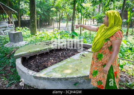 Bangladesh – 19 mai 2019 : une femme entrepreneure présente son usine de biogaz domestique fabriquée par elle-même dans le district de Chuadanga. Banque D'Images