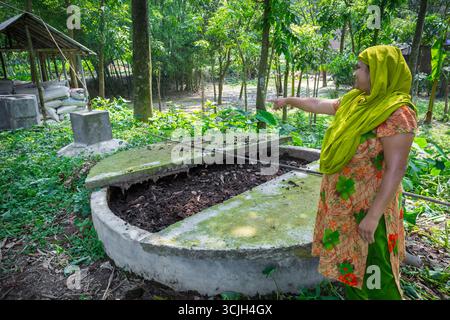 Bangladesh – 19 mai 2019 : une femme entrepreneure présente son usine de biogaz domestique fabriquée par elle-même dans le district de Chuadanga. Banque D'Images