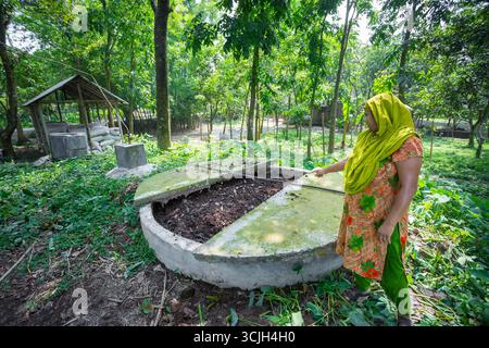 Bangladesh – 19 mai 2019 : une femme entrepreneure présente son usine de biogaz domestique fabriquée par elle-même dans le district de Chuadanga. Banque D'Images