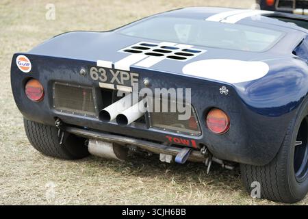 Vue arrière d'une voiture de course classique exposée à l'extérieur. Shere Hill Climb, East Clandon, Guildford Banque D'Images