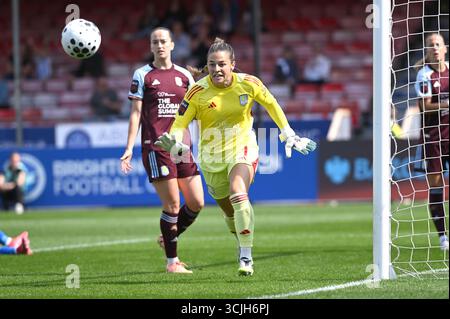 Crawley , UK , 7 septembre 2025 - Sabrina D'Angelo de Aston Villa avant de partir à la mi-temps pendant le match de football de Barclays Women's Super League entre Brighton & Hove Albion et Aston Villa au Broadfield Stadium , Crawley , UK : crédit Simon Dack /TPI/ Alamy Live News Banque D'Images