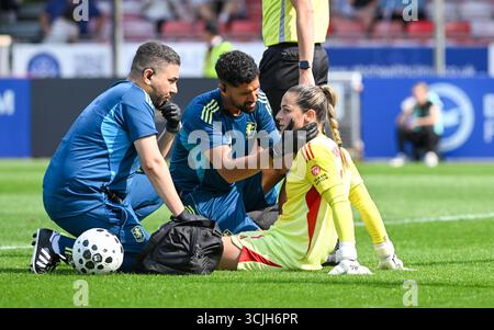 Crawley , Royaume-Uni , 7 septembre 2025 - Sabrina D'Angelo d'Aston Villa reçoit un traitement en première mi-temps lors du match de football de Barclays Women's Super League entre Brighton & Hove Albion et Aston Villa au Broadfield Stadium , Crawley , Royaume-Uni : Credit Simon Dack /TPI/ Alamy Live News Banque D'Images