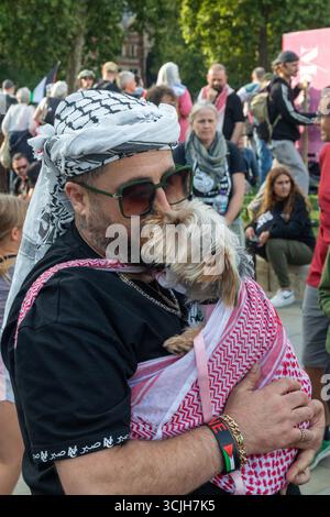 Londres, Royaume-Uni, le 6 septembre 2025 :- manifestants pro-Palestine sur Parilament Square, un manifestant et son chien Banque D'Images