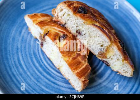 Londres Royaume-Uni, 07 septembre 2025, Single pain aux raisin Cut in Half on A plate Banque D'Images