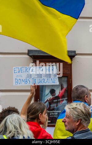 Londres, Royaume-Uni. 7 septembre 2025. Une manifestation pro-ukrainienne tentant d'arrêter la représentation de Tosca d'Anna Netrebko au Royal Opera House de Londres. L'Opéra dit que c'est la "performance de sa vie", les manifestants disent qu'elle est "fangirl Putins". Crédit : Guy Bell/Alamy Live News Banque D'Images