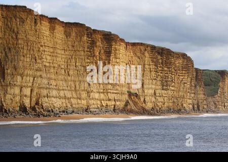 West Bay Dorset photo côtière ensoleillée et brumeuse. Banque D'Images