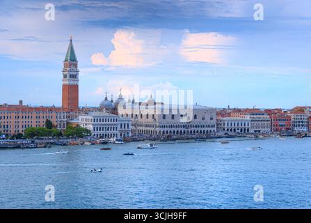 Paysage urbain de Venise depuis le canal de Giudecca : vue aérienne avec aperçu de la Piazzetta di San Marco, Campanile Saint Marc et Palais des Doges en Italie. Banque D'Images