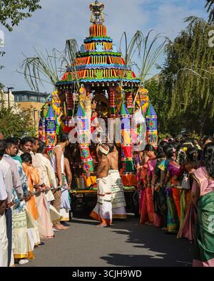 Londres, Royaume-Uni. 07 septembre 2025. Les chars traversent Lewisham. Les dévots hindous, principalement issus de la communauté tamoule, participent au festival annuel du chariot avec une procession vibrante et joyeuse depuis le temple Sivan Kovil dans les rues de Lewisham. Les divinités de Ganesha et du Seigneur Shiva sont transportées dans des chars décorés. Les dévots font des offrandes de lait, d'encens brûlants, de noix de coco ou de fruits. Crédit : Imageplotter/Alamy Live News Banque D'Images