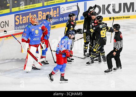 Eishockey DEL2 -Testspiel : Krefeld Pinguine vs Düsseldorfer EG AM.07.09.2025 in der Yayla Arena in Krefeld Torjubel der Pinguine nach dem 1 :0 Foto : osnapix Banque D'Images