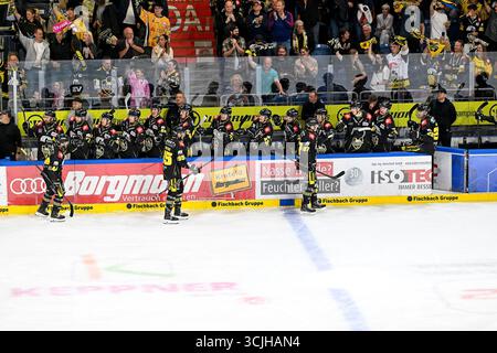 Eishockey DEL2 -Testspiel : Krefeld Pinguine vs Düsseldorfer EG AM.07.09.2025 in der Yayla Arena in Krefeld Torjubel der Pinguine nach dem 1 :0 Foto : osnapix Banque D'Images