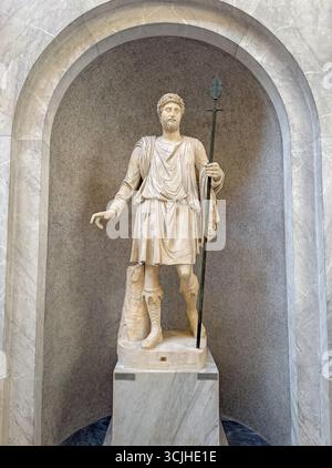 CITÉ DU VATICAN, ROME, ITALIE - 02 AOÛT 2025 Statue classique en marbre d'un chasseur située dans le Musée Chiaramonti, Braccio Nuovo (Nouvelle aile) Banque D'Images