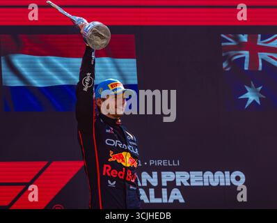 Milan, Italie. 07 septembre 2025. Max Verstappen n.1 (Oracle Red Bull Racing) célèbre la victoire lors du podium Cerimony après la course de formule 1 Pirelli Grand Prix d'Italie. 07 septembre 2025. (Photo de Daniele Marangoni/Sipa USA) crédit : Sipa USA/Alamy Live News Banque D'Images
