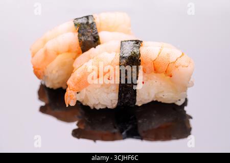 Sushi magnifiquement arrangé, avec des ingrédients frais et des couleurs vives, sur un fond noir propre Banque D'Images