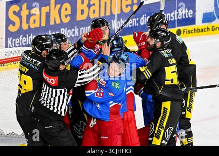 Eishockey DEL2 -Testspiel : Krefeld Pinguine vs Düsseldorfer EG AM.07.09.2025 in der Yayla Arena in Krefeld Gerangel Beider Teams Foto : osnapix Banque D'Images