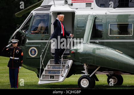 Washington, États-Unis. 07 septembre 2025. Le président Donald Trump embarque à bord de Marine One à Washington DC, en route pour New York pour assister aux finales masculines de l'US Open Tennis Championship, le dimanche 7 septembre 2025. Photo de Samuel Corum/UPI crédit : UPI/Alamy Live News Banque D'Images