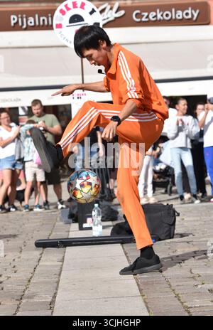 Wroclaw, Pologne - 7 septembre 2025 : Busker Tour 2025, festival des artistes de rue. Sur la photo She Lyson, Freestyle Football Messi de Hong Kong. Crédit : Bartlomiej Magierowski/Alamy Live News Banque D'Images