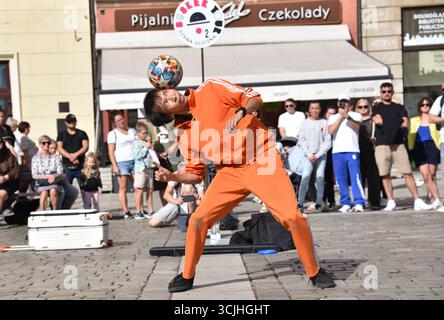 Wroclaw, Pologne - 7 septembre 2025 : Busker Tour 2025, festival des artistes de rue. Sur la photo Sze Lyson, Freestyle Football Messi de Hong Kong. Crédit : Bartlomiej Magierowski/Alamy Live News Banque D'Images