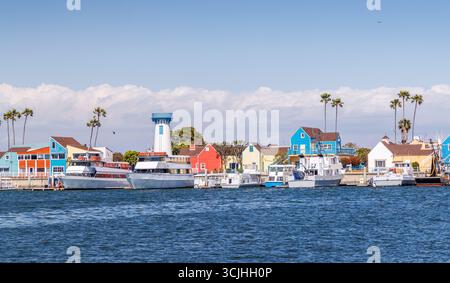 Maisons colorées à Fishermans Village, Marina del Rey, Los Angeles, avec des façades vibrantes et des vues sur le front de mer Banque D'Images