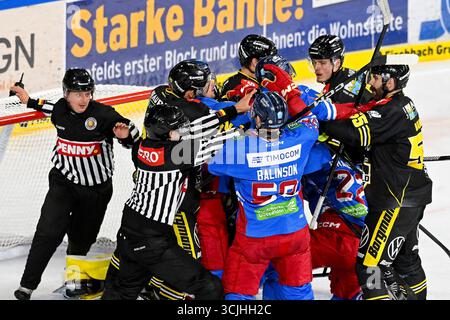 Eishockey DEL2 -Testspiel : Krefeld Pinguine vs Düsseldorfer EG AM.07.09.2025 in der Yayla Arena in Krefeld Gerangel Beider Teams Foto : osnapix Banque D'Images