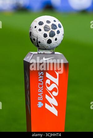 Crawley , Royaume-Uni , 7 septembre 2025 - le ballon de match pendant le match de football Barclays Women's Super League entre Brighton & Hove Albion et Aston Villa au Broadfield Stadium , Crawley , Royaume-Uni : crédit Simon Dack /TPI/ Alamy Live News Banque D'Images
