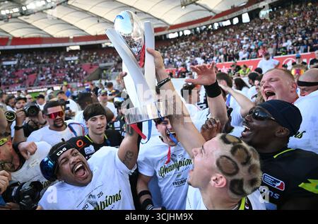 Stuttgart, Allemagne. 07 septembre 2025. Football américain : ligue professionnelle ELF, round play-off, finale, Surge de Stuttgart - Vikings de Vienne dans la MHP Arena. L'équipe de Stuttgart célèbre avec le trophée après la victoire. Crédit : Marijan Murat/dpa/Alamy Live News Banque D'Images