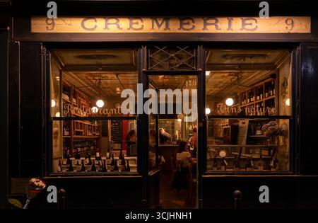Un bar à vin dans une ancienne boutique traditonal à Paris. Banque D'Images