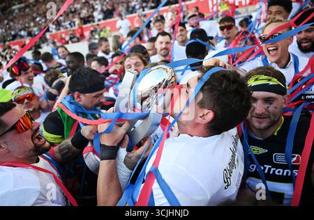 Stuttgart, Allemagne. 07 septembre 2025. Football américain : ligue professionnelle ELF, round play-off, finale, Surge de Stuttgart - Vikings de Vienne dans la MHP Arena. Le quarterback de Stuttgart Reilly Hennessey après la victoire avec le trophée. Crédit : Marijan Murat/dpa/Alamy Live News Banque D'Images