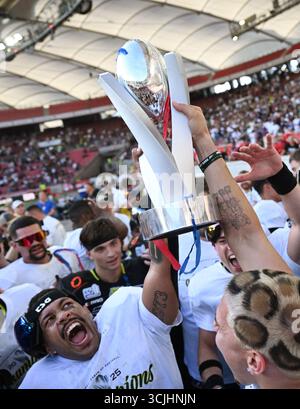Stuttgart, Allemagne. 07 septembre 2025. Football américain : ligue professionnelle ELF, round play-off, finale, Surge de Stuttgart - Vikings de Vienne dans la MHP Arena. L'équipe de Stuttgart célèbre avec le trophée après la victoire. Crédit : Marijan Murat/dpa/Alamy Live News Banque D'Images
